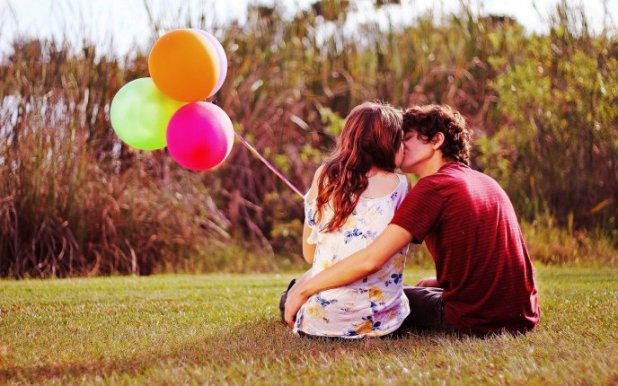 6262_Teenagers-in-love-colored-balloons