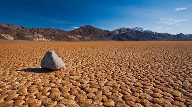 desert_drought_dead_lake_stone_mountains_46692_3840x2160